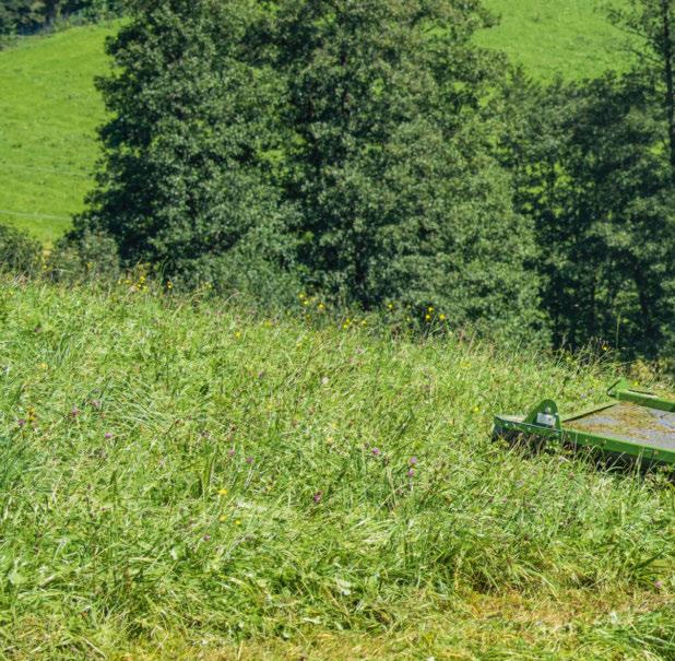 Perfectly-integrated front linkage, so that the mounted implement is guided close to the tractor Fendt Slicer 260 FP/FPS disc mower - Working width of 2.
