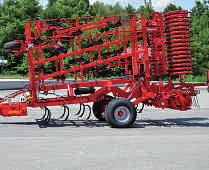 The frame of the cultivator is designed in three sections and folds hydraulically from less than 3 m