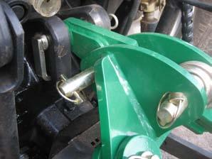 Fit stabiliser yoke to the tractor s top hitch bracket.