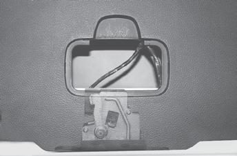 222 To unlock the tailgate, push the emergency safety release lever inside the trim panel to right side. 333 Push the tailgate to open. y Use the release lever for emergencies only.