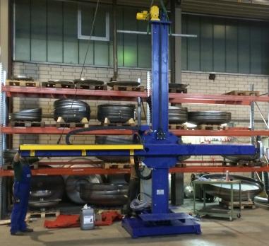Column and Booms 6 Column and Boom The Column & Boom welding center deals with a variety of tasks, as they are very flexible to use. So you can opt for a fixed positioning or for an undercarriage.