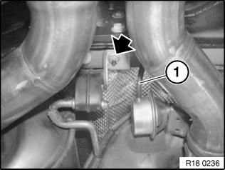 Disconnect the vacuum hose from the actuator (1) on the muffler. See figure 4.