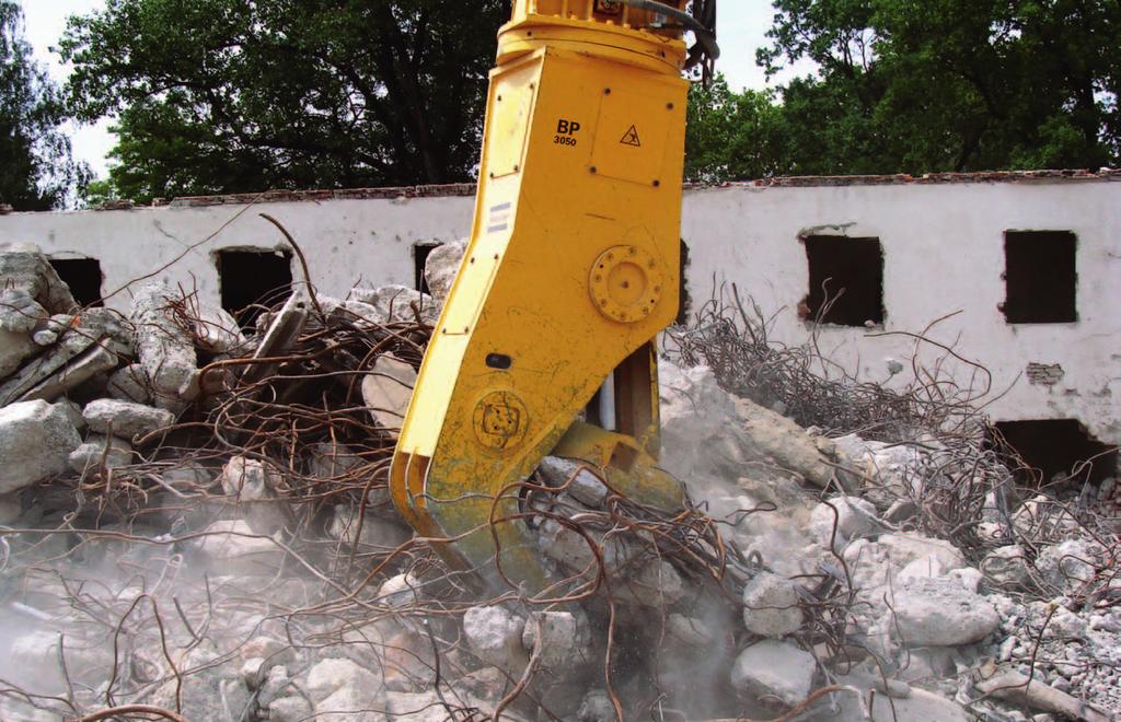 Design follows function Thanks to their angled shape, the Bulk Pulverizers are ideal for secondary demolition and additional reduction of reinforced concrete elements: the broad jaw makes it easy to