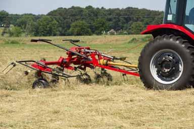 28 29 TRAILED HAY TEDDERS TH 540 T HYDRO Attachment via tractor linkage drawbar or hitch Hydraulic folding mechanism SMALL BUT POWERFUL The TH 540 T Hydro is the smallest model in the range of