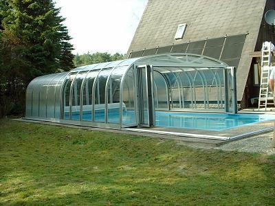 System GRANDE GRANDE MOBILE (with integrated end-wall) For those which have a large outdoor swimming pool but want to have the benefits and advantages of an indoor pool as well our GRANDE product