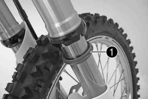 101441-10 10.3Bleeding fork legs Raise the motorcycle with the lift stand. ( p. 42) Remove bleeder screws briefly. Any excess pressure escapes from the interior of the fork.