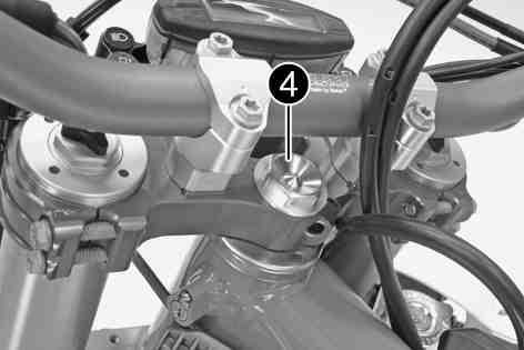Mount and tighten screws. Remaining screws, chassis M6 10 Nm (7.4 lbf ft) 101337-10 Position the fork legs.