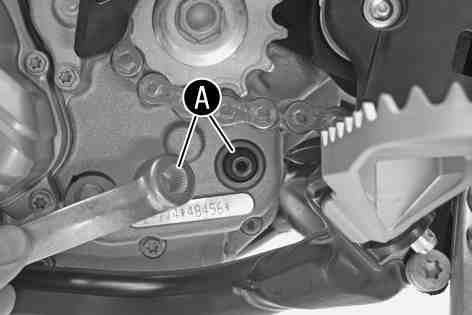 Mount the shift lever on the shift shaft in the required position and engage the gearing. The range of adjustment is limited.