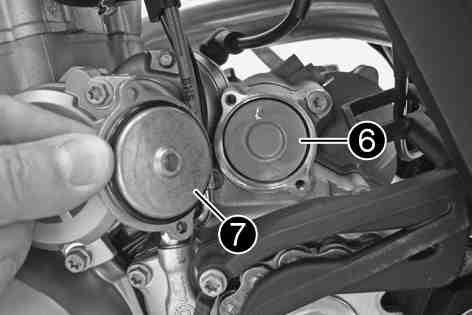 SERVICE WORK ON THE ENGINE 94 Lay the motorcycle on its side and fill the oil filter housing to about ⅓ full with engine oil. Fill oil filter with engine oil and place it in the oil filter housing.