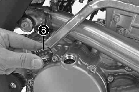 Remove filler plug with the O-ring on the clutch cover and add engine oil until it reaches the upper edge of the level viewer. Engine oil 1.20 l (1.27 qt.) Engine oil (SAE 10W/50) ( p.