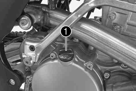 110) 101471-10 Too little engine oil or poor-quality engine oil results in premature wear to the engine. Install and tighten the oil filler plug with the O-ring.
