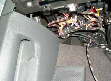 together with fuel pipe along the original vehicle fuel lines on the underbody Wiring harness installation diagram Fuse holder, relay K Description of
