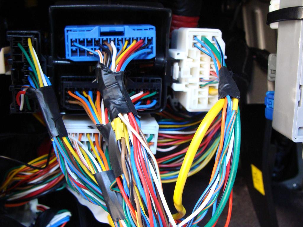 Step 3 (electrical connection): Overview of the plugs under the cover drivers side (under