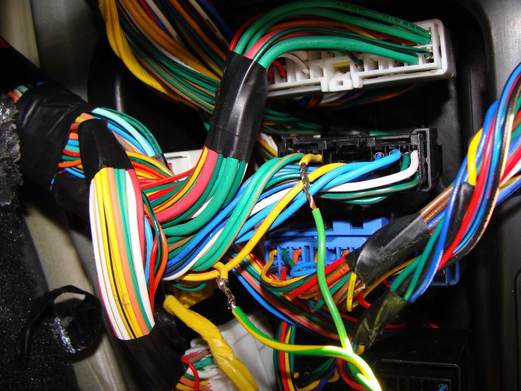Sorento 02-06: The green wire from LS wire harness must be connected with the cutted yellow wire, which comes out of the plug.