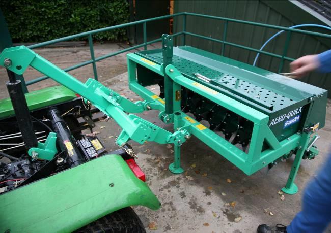 Using the Aero-Quick with the Multi-Mount The slitting attachments are designed to be used working in straight lines.