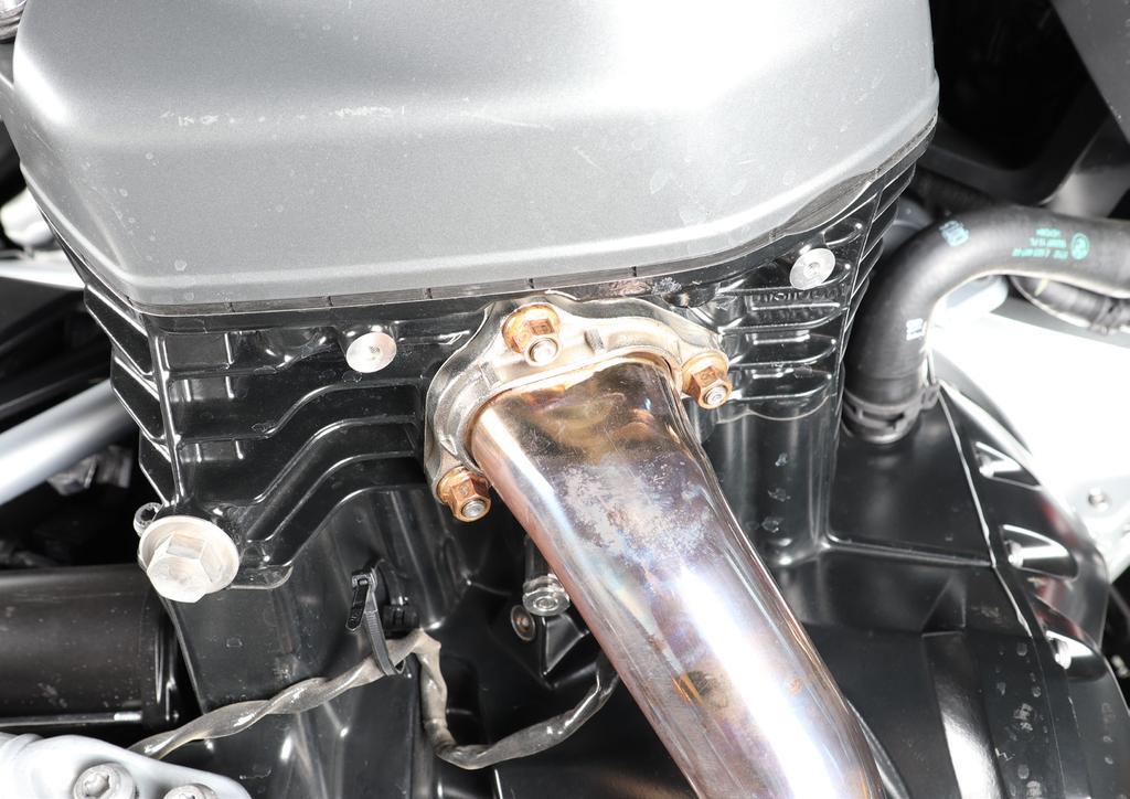 7. Unscrew the marked flange nuts on both sides of the engine and carefully remove the headers off the