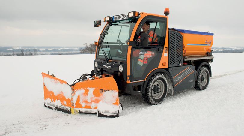 Especially when snow-blowing, the intelligent load limiting control takes effect: It ensures that the vehicle speed automatically adapts to the power take-off on the front attachment.
