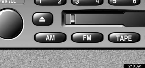 AUDIO Radio operation (a) Listening to the radio 21X092 21X091 Push these buttons to choose either an AM or FM station.