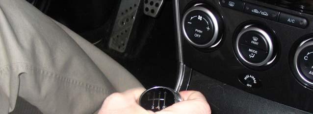 If you cannot do so and are obliged to install the short shifter on a slightly inclined surface, place wooden blocks in front or