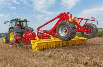 Perfect power transfer across the entire working width. The cultivators are folded in two halves to achieve a low transport height.