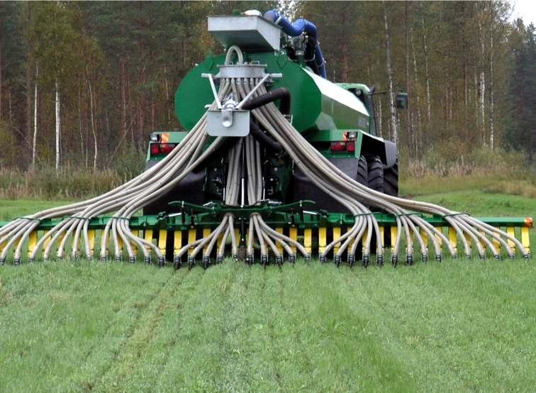With the crab steering system the tanker can be steered to follow its own track on either side of the tractors tracks, decreasing soil compaction and