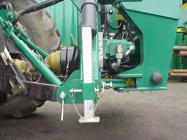 Attaching Your Machine To The Tractor 3 Point Linkage 8. Check the machine is at the correct height and level, ensuring both stabiliser bars are at an equal length.
