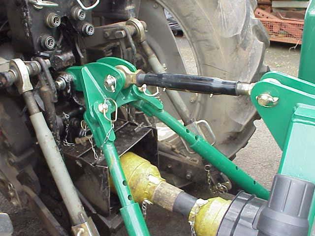 Once the stabilising bars are correctly fitted, lower the tractor hydraulics allowing all the weight of the machine to be carried by the stabiliser bars. 9.