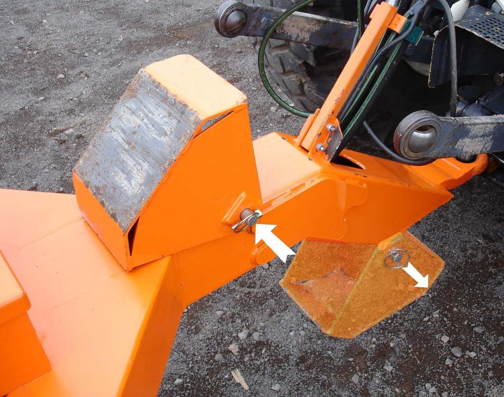 Attaching to the Tractor The machine is fitted with a drawbar eye for quick and easy attachment to the tractor hydraulic pick up hitch.