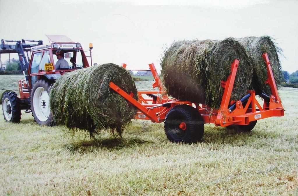 Bale Loading! On steep ground always load bales from the top side of the machine. To increase stability, the opposite lift arm can be lowered temporarily.