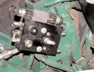Install ounting Bracket: Loosen end plate bolts Locate the right end plate on the hydraulic valve stack at the rear of the