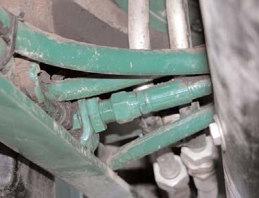 crossover tees of the tractor steering lines. (igure 4.