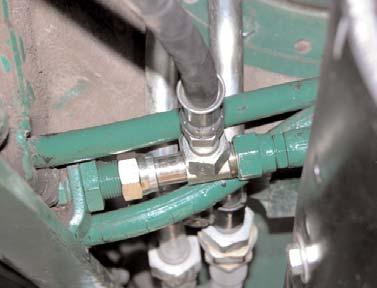 5. Install Steering Output Hoses: Connect hoses () to the run-tee fittings installed in