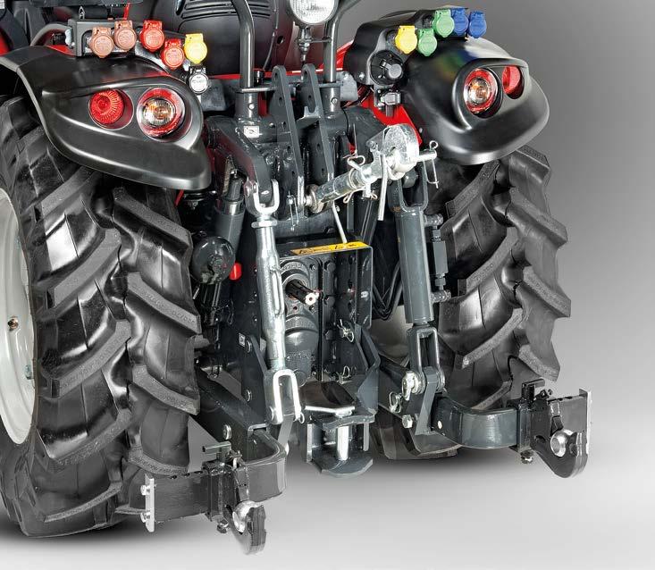 The rear lift control, either electronic, with draft and position control, governs the equipment with precision and thus contributes to the tractor s stability and maximum traction that allow to