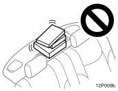 12p009c Do not put the luggage on the package tray behind the rear seatback. An air vent is provided on the package tray behind the rear seatback to cool the hybrid vehicle battery.