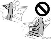 22p021a Do not allow a child to stand up or to kneel on the front passenger seat, since the front airbag inflates with considerable speed and force.