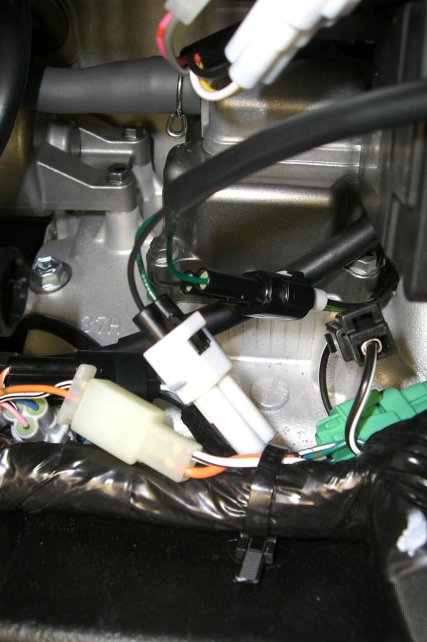 6. Plug the Z-Fi harness in-line with the stock Crank Position Sensor connectors (photo 3). Bazzaz CPS Connectors Stock CPS Connectors Photo 3 7.