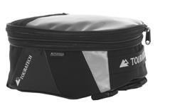 4/7 litres Colour: black 055-1299 KTM Superenduro 851 Tail Bag for the KTM Super Enduro Luggage Rack Of course we also have a practical tail bag with expansion for the luggage rack of the KTM 950