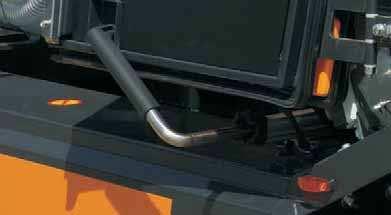 The front and rear window wipers clean the glass even at the top of the cab for an
