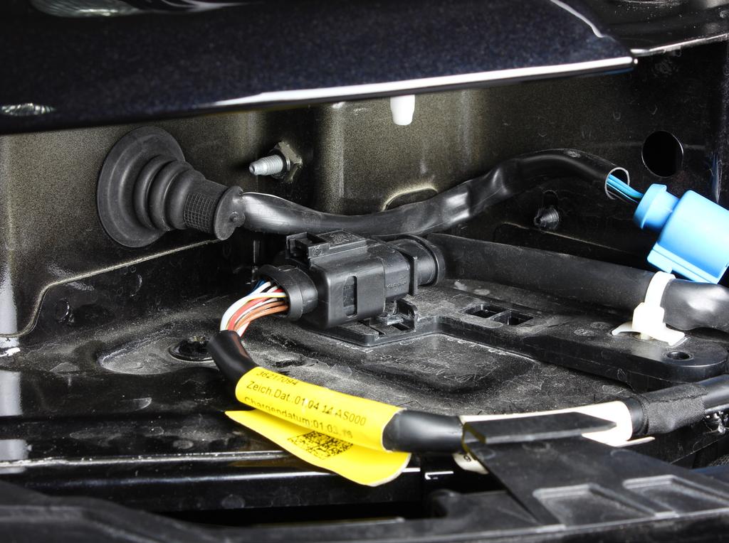 8. Undo the marked bumper s electrical connectors (F 10, 11).