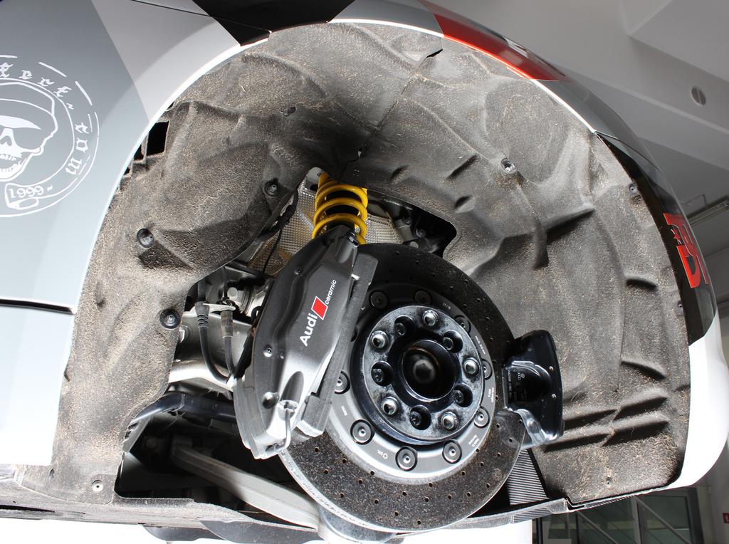 2. Unscrew and remove the right wheel arch panel - check the Slip-on installation manual for correct process (F 02,