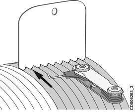 Place the drum groove gauge on top of the grooves on the worn area of the rope drum. Measure the clearance between the groove and the drum groove gauge with a wire feeler gauge.