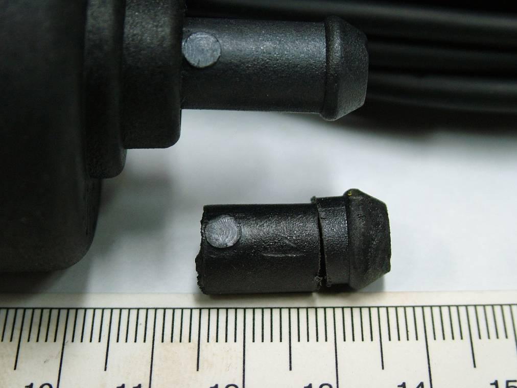 Saw cut Figure 11 - Photograph showing the recovered fitting (bottom) with the hose