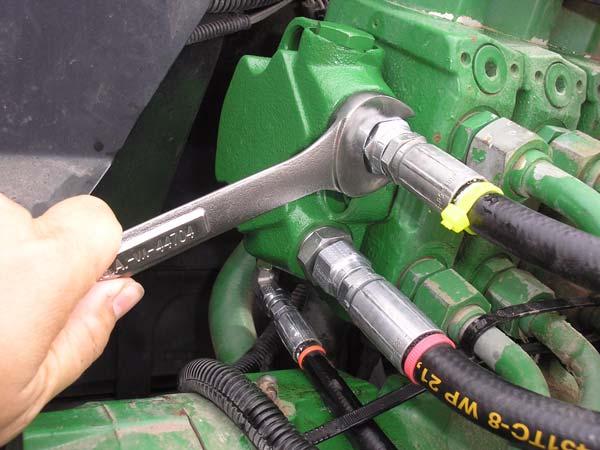 Connect the Pressure and Return/Tank hoses to the Pressure and Return/Tank ports on the Power Beyond. Tighten the hoses with a 15/16 wrench.