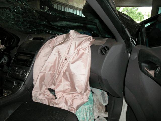 The bottom flap measured 15.0 cm (5.9 in) wide by 6.0 cm (2.4 in) high. The deployed driver s air bag 60.0 cm (23.6 in) wide in its deflated state.