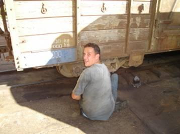 Wouter fitting back the axle box covers of 4048.