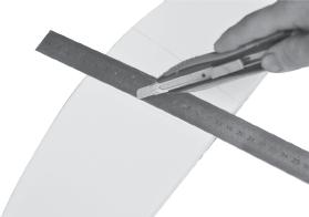 3. Mark the shape of the vertical on the left and right sides onto the horizontal stabilizer using a felt-tip pen Check to mark sure