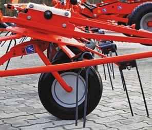 OBLIQUE TEDDING ALONG FIELD EDGES For clean, careful tedding next to fences or neighboring fields, select tedders are equipped with an oblique control system.