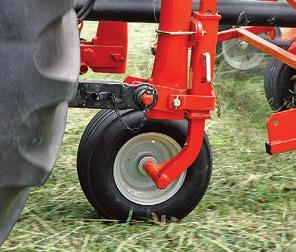 QUICK ADJUSTMENT OF TINE ANGLE Whether in long or short, wet or dry crop, or different cutting heights, the pitch angle is adjusted without tools near the wheel supports.