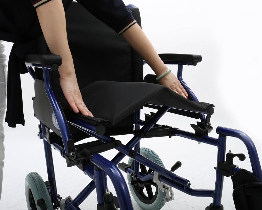 4. INSTRUCTIONS FOR USE AND MOUNTING OPTIONS Unfolding the wheelchair:» Stand in front of the
