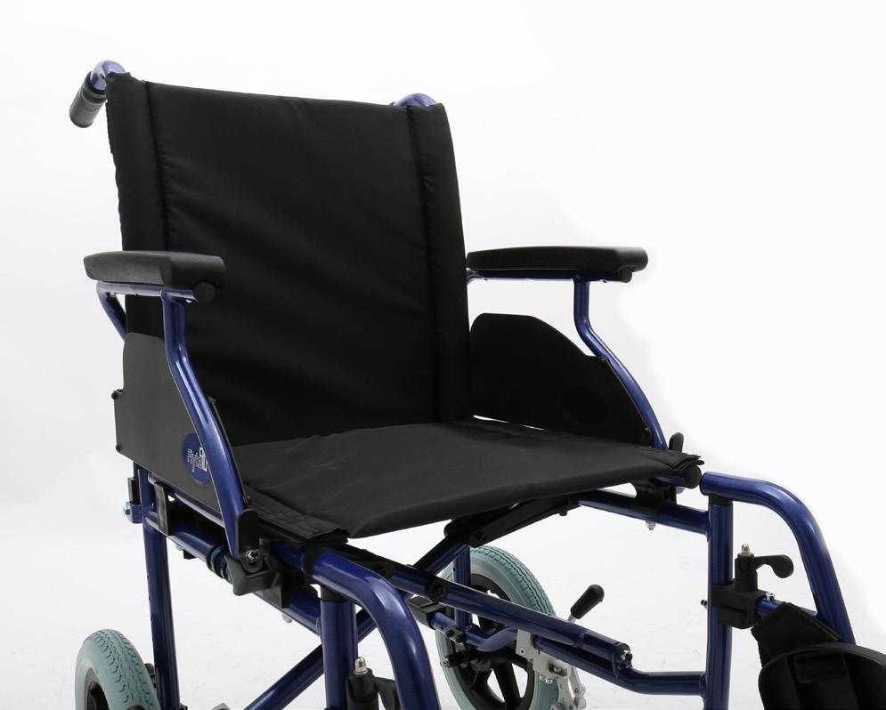 » Make sure the wheelchair is folded correctly by standing in front of the wheelchair and pushing